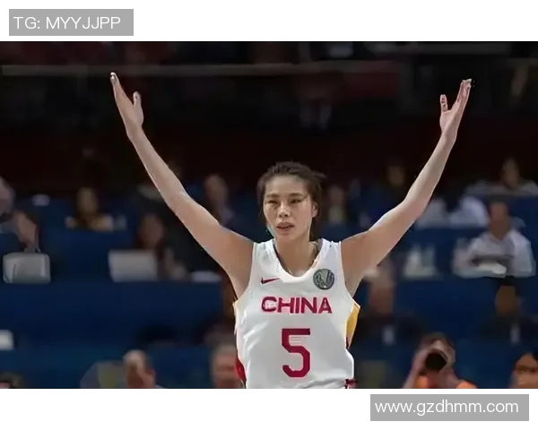 克拉克美国女篮首秀表现出色替补贡献17分12助攻仅次于王思雨